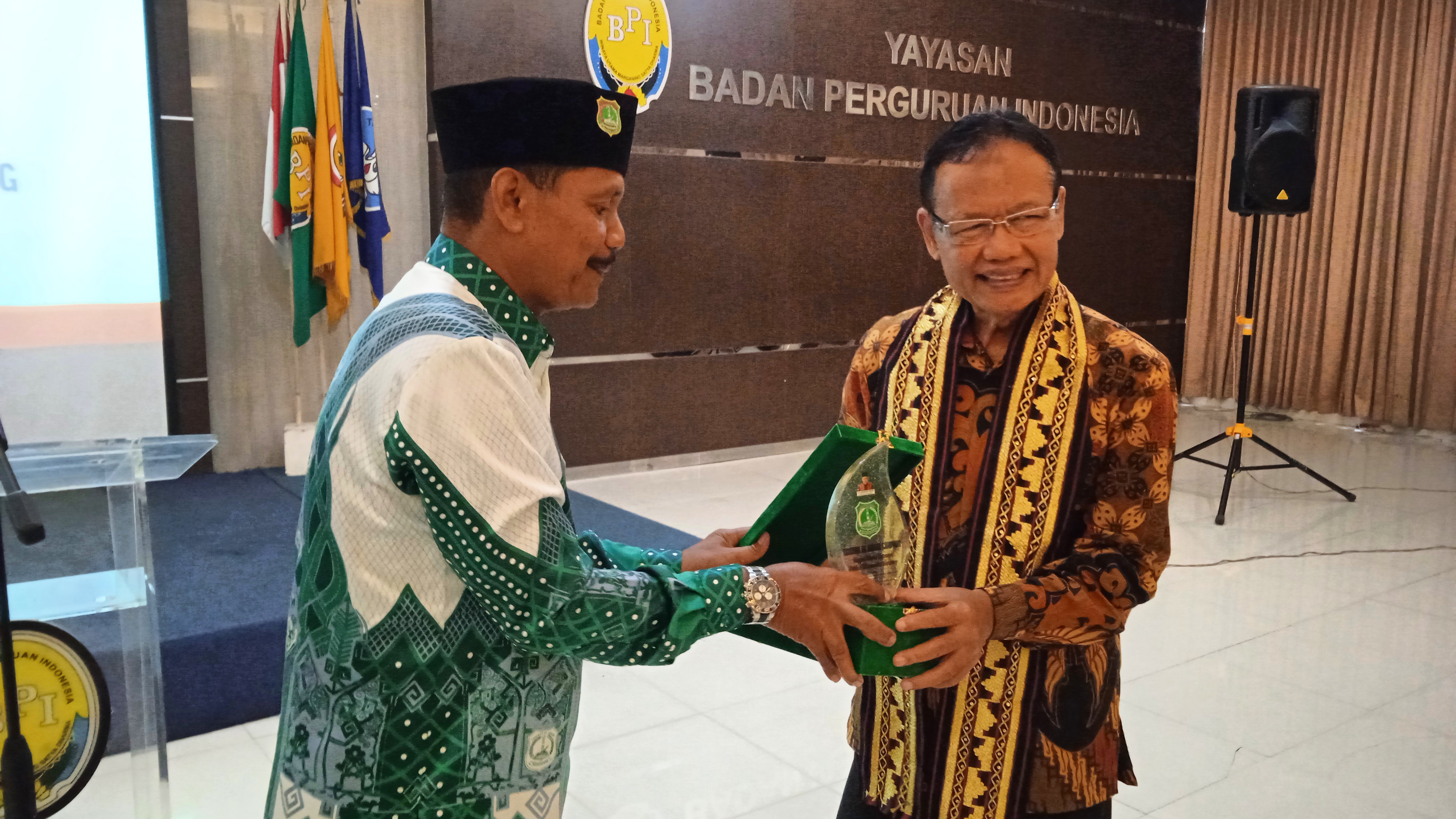 Ketua Yayasan BPI Iyep Sobari dan Pengawas Al Azhar Mansurdin, M.Pd	